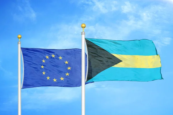 União Europeia Bahamas Duas Bandeiras Postes Bandeira Fundo Azul Céu — Fotografia de Stock