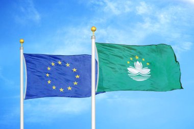 Avrupa Birliği ve Macau bayrak direkleri ve mavi bulutlu arka planda iki bayrak