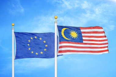 Avrupa Birliği ve Malezya bayrak direkleri ve mavi bulutlu arka planda iki bayrak