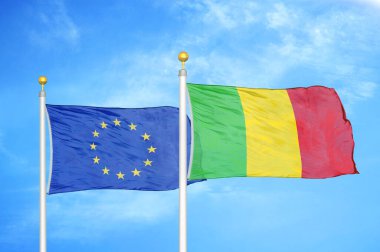 Avrupa Birliği ve Mali bayrak direkleri ve mavi bulutlu arka planda iki bayrak
