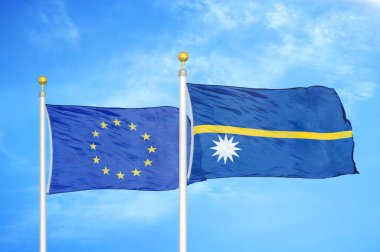 Avrupa Birliği ve Nauru bayrak direkleri ve mavi bulutlu arka planda iki bayrak