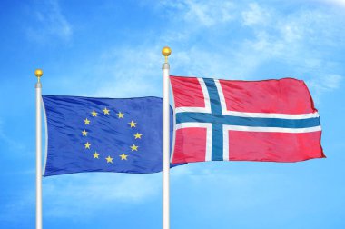 Avrupa Birliği ve Norveç bayrak direkleri ve mavi bulutlu arka planda iki bayrak
