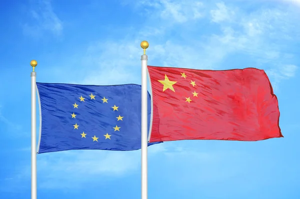Union Européenne Chine Deux Drapeaux Sur Mâts Ciel Nuageux Bleu — Photo