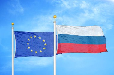Avrupa Birliği ve Rusya bayrak direkleri ve mavi bulutlu arka planda iki bayrak
