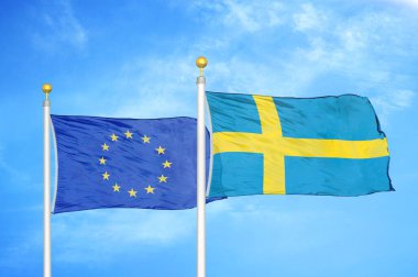 Avrupa Birliği ve İsveç bayrak direkleri ve mavi bulutlu arka planda iki bayrak
