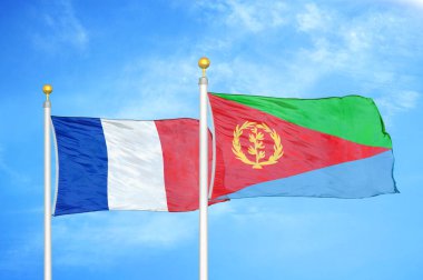 Fransa ve Eritre bayrak direkleri ve mavi bulutlu arka planda iki bayrak