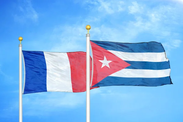 France Cuba Deux Drapeaux Sur Mâts Ciel Bleu Nuageux Fond — Photo