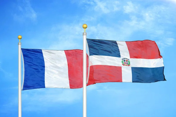 Frankrijk Dominicaanse Republiek Twee Vlaggen Vlaggenmasten Blauwe Bewolkte Lucht Achtergrond — Stockfoto