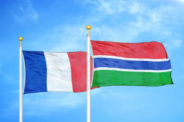 Frankrijk Gambia Twee Vlaggen Vlaggenmasten Blauwe Bewolkte Lucht Achtergrond — Stockfoto