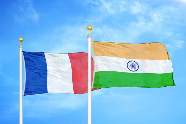 Франція Індія Двома Прапорами Флагштоках Синім Хмарним Небом — стокове фото