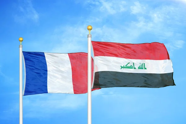 Frankreich Und Irak Zwei Flaggen Auf Fahnenmasten Und Blauer Wolkenverhangener — Stockfoto