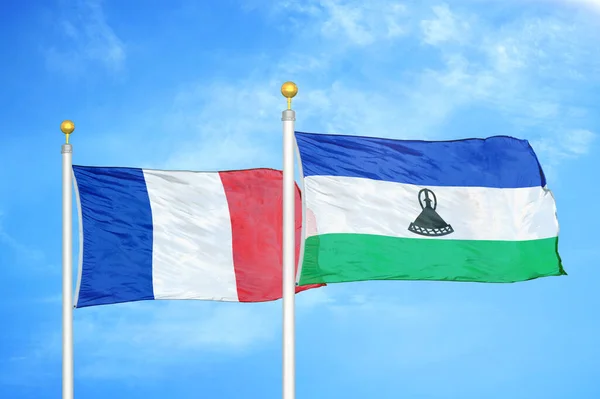 Frankrijk Lesotho Twee Vlaggen Vlaggenmasten Blauwe Bewolkte Lucht Achtergrond — Stockfoto