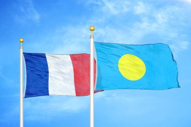 Fransa ve Palau bayrak direkleri ve mavi bulutlu arka planda iki bayrak