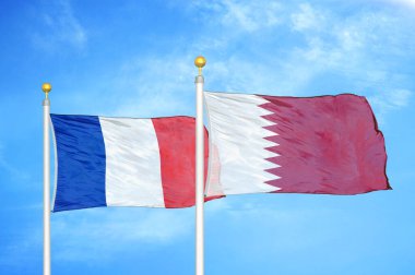Fransa ve Katar bayrak direkleri ve mavi bulutlu arka planda iki bayrak
