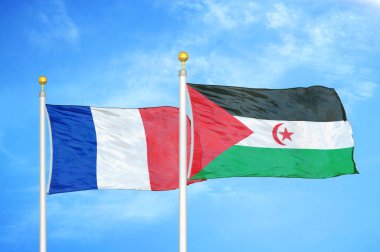 Fransa ve Batı Sahra bayrak direkleri ve mavi bulutlu arka planda iki bayrak