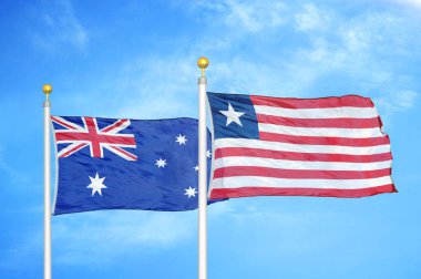 Avustralya ve Liberya bayrak direkleri ve mavi bulutlu arka planda iki bayrak