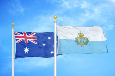 Avustralya ve San Marino bayrak direkleri ve mavi bulutlu arka planda iki bayrak