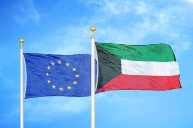 Avrupa Birliği ve Kuveyt bayrak direkleri ve mavi bulutlu arka planda iki bayrak