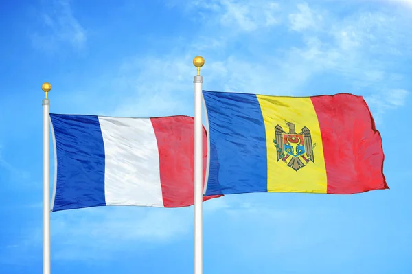 France Moldavie Deux Drapeaux Sur Mâts Ciel Nuageux Bleu Fond — Photo