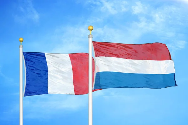 프랑스와 네덜란드 깃대에 구름낀 배경에 — 스톡 사진