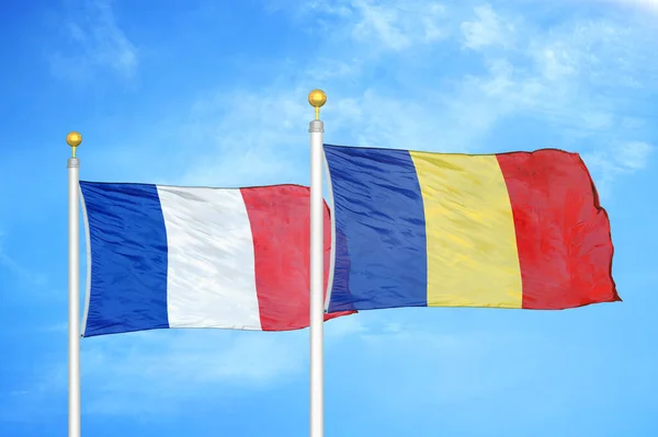 France Roumanie Deux Drapeaux Sur Mâts Ciel Bleu Nuageux — Photo