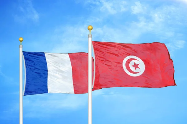 Francia Túnez Dos Banderas Sobre Asta Bandera Fondo Azul Cielo — Foto de Stock