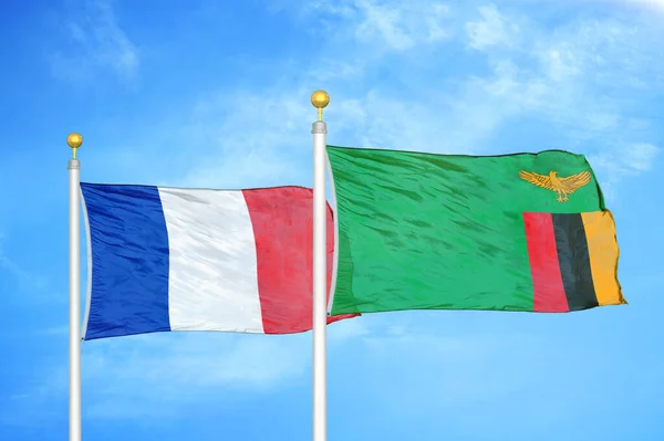 Frankrijk Zambia Twee Vlaggen Vlaggenmasten Blauwe Bewolkte Lucht Achtergrond — Stockfoto