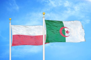 Polonya ve Cezayir bayrak direkleri ve mavi bulutlu arka planda iki bayrak