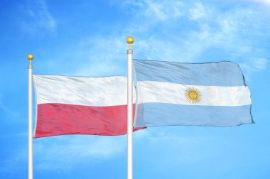 Polonya ve Arjantin bayrak direkleri ve mavi bulutlu arka planda iki bayrak