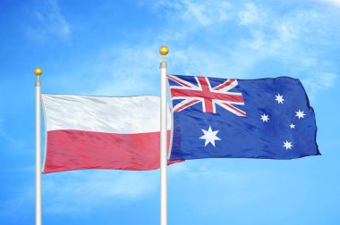 Polonya ve Avustralya bayrak direkleri ve mavi bulutlu arka planda iki bayrak