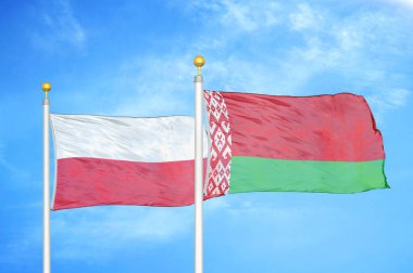 Polonya ve Belarus bayrak direkleri ve mavi bulutlu arka planda iki bayrak