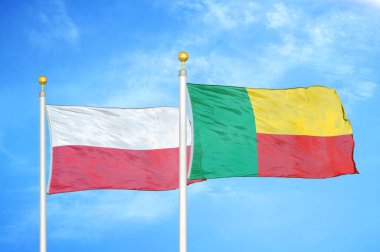 Polonya ve Benin bayrak direkleri ve mavi bulutlu arka planda iki bayrak