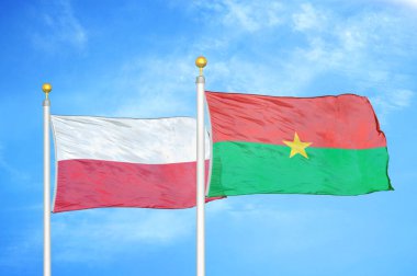 Polonya ve Burkina Faso bayrak direkleri ve mavi bulutlu arka planda iki bayrak