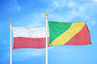 Polonya ve Kongo bayrak direkleri ve mavi bulutlu arka planda iki bayrak