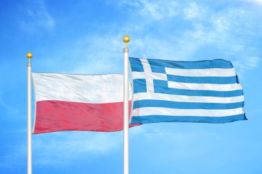 Polonya ve Yunanistan bayrak direkleri ve mavi bulutlu arka planda iki bayrak