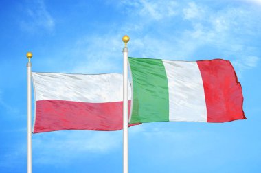 Polonya ve İtalya bayrak direkleri ve mavi bulutlu arka planda iki bayrak