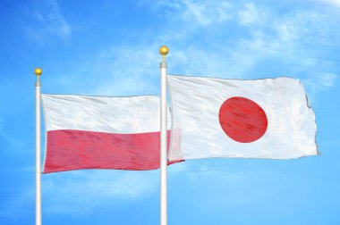 Polonya ve Japonya bayrak direkleri ve mavi bulutlu arka planda iki bayrak