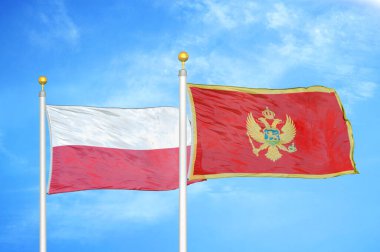 Polonya ve Karadağ bayrak direkleri ve mavi bulutlu arka planda iki bayrak