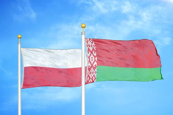Puola Valko Kaksi Lippua Lipputangoilla Sininen Pilvinen Taivas Tausta — kuvapankkivalokuva