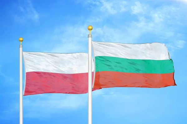 Polen Bulgarije Twee Vlaggen Vlaggenmasten Blauwe Bewolkte Lucht Achtergrond — Stockfoto