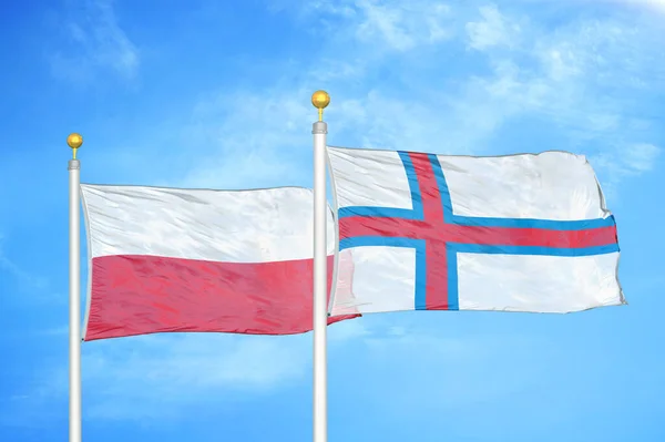 Polonia Islas Feroe Dos Banderas Sobre Asta Bandera Fondo Azul —  Fotos de Stock