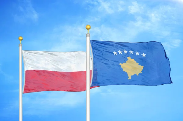 Polonia Kosovo Dos Banderas Sobre Asta Bandera Fondo Azul Cielo — Foto de Stock