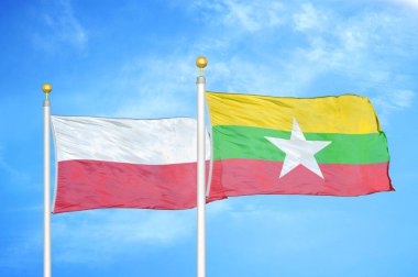 Polonya ve Myanmar bayrak direkleri ve mavi bulutlu arka planda iki bayrak