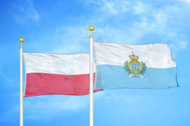 Polonya ve San Marino bayrak direkleri ve mavi bulutlu arka planda iki bayrak