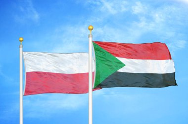 Polonya ve Sudan bayrak direkleri ve mavi bulutlu arka planda iki bayrak