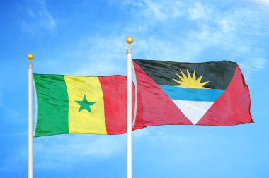 Senegal, Antigua ve Barbuda bayrak direğinde iki bayrak ve mavi bulutlu gökyüzü arkaplanı