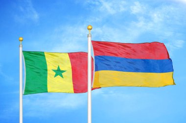 Senegal ve Ermenistan bayrak direkleri ve mavi bulutlu arka planda iki bayrak