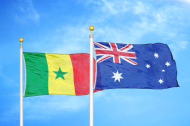 Senegal ve Avustralya bayrak direkleri ve mavi bulutlu arka planda iki bayrak