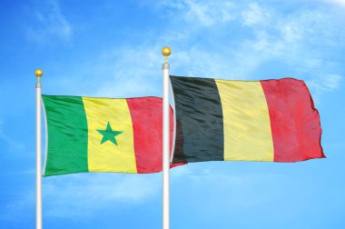 Senegal ve Belçika bayrak direkleri ve mavi bulutlu arka planda iki bayrak