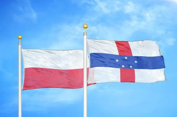 Πολωνία Και Ολλανδικές Αντίλλες Δύο Σημαίες Κοντάρια Σημαίας Και Φόντο — Φωτογραφία Αρχείου